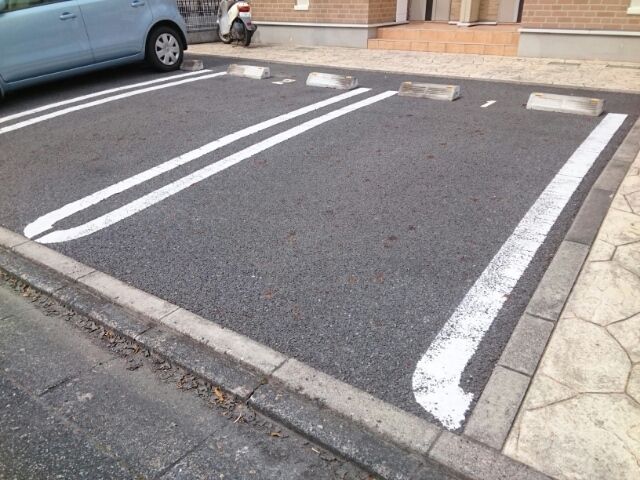 ��ʌ�����s���L�R���ڂ̃A�p�[�g�̒��ԏ�