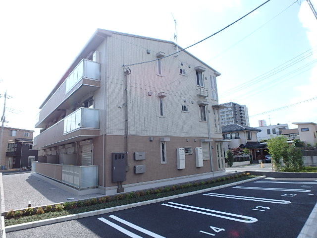 ��ʌ��������܎s��{��O���Q���ڂ̃A�p�[�g�̒��ԏ�