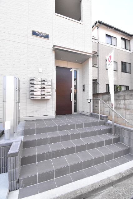 ��ʌ��������܎s�Y�a��̉ƂS���ڂ̃A�p�[�g�̃G���g�����X