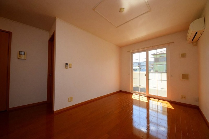 ��ʌ�����s���ԂR���ڂ̃A�p�[�g�̋��ԁE���r���O