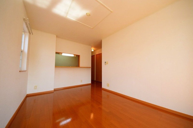 ��ʌ�����s���ԂR���ڂ̃A�p�[�g�̋����E���r���O