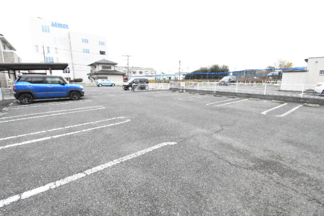 ��ʌ��k�����S�ɓޒ��厚�����̃}���V�����̒��ԏ�