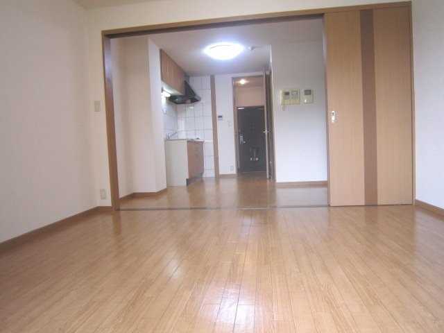 ��ʌ��z�J�s�V�z�J�Q���ڂ̃}���V�����̋����E���r���O