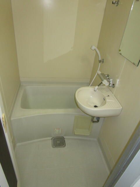 ��ʌ��������܎s�k����i���Q���ڂ̃A�p�[�g�̃o�X