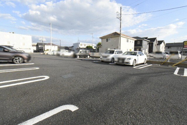 ��ʌ������s�V�����V���ڂ̃}���V�����̒��ԏ�