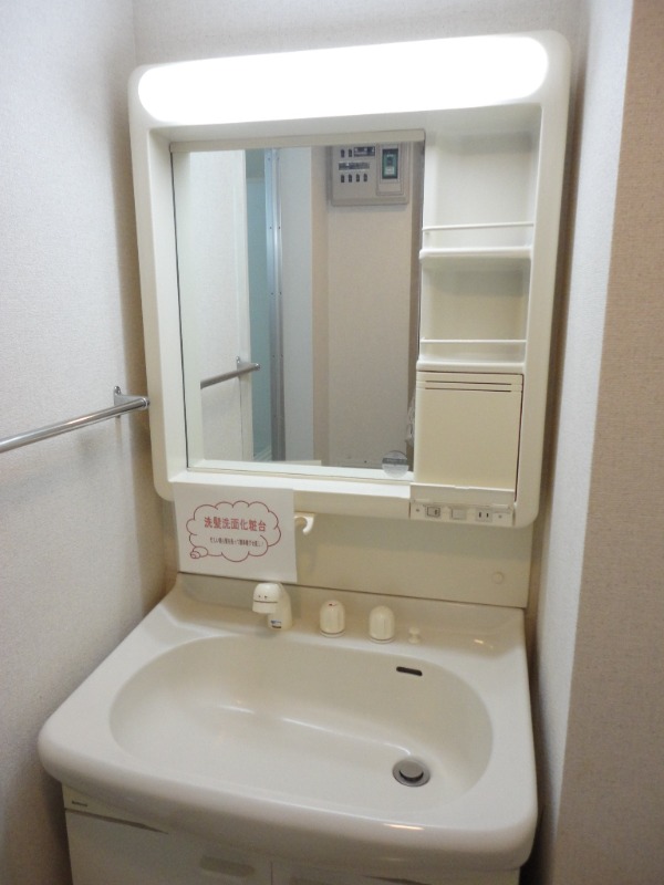 ��ʌ��������܎s�k����i���Q���ڂ̃A�p�[�g�̐��ʏ�