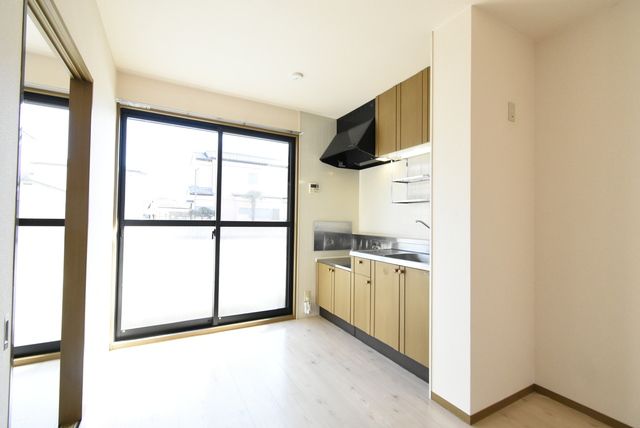 ��ʌ��k�����S�ɓޒ������P���ڂ̃A�p�[�g�̋��ԁE���r���O