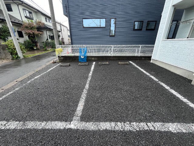 ��ʌ��@�c�s���L�Q���ڂ̃A�p�[�g�̒��ԏ�