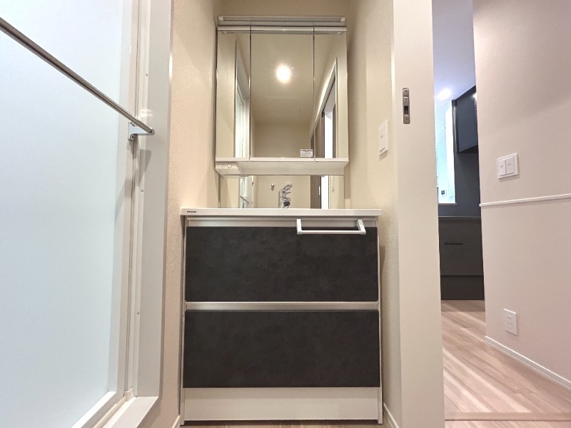 ��ʌ��������܎s��{����ؒ��R���ڂ̃}���V�����̐��ʏ�