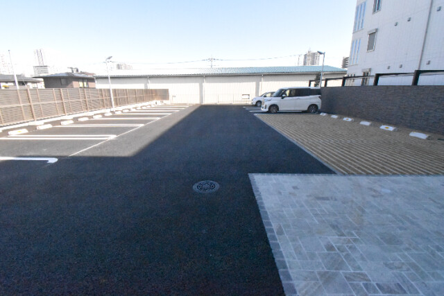 ��ʌ��������܎s��{����ؒ��S���ڂ̃A�p�[�g�̒��ԏ�