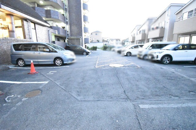 ��ʌ��������܎s��{��O���Q���ڂ̃}���V�����̒��ԏ�