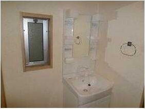 ��ʌ�����s�厚���J��̃A�p�[�g�̐��ʏ�