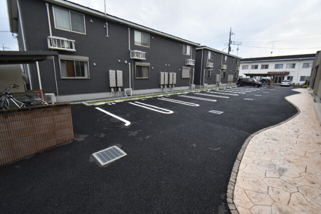 ��ʌ��@�c�s���m�؂P���ڂ̃A�p�[�g�̒��ԏ�