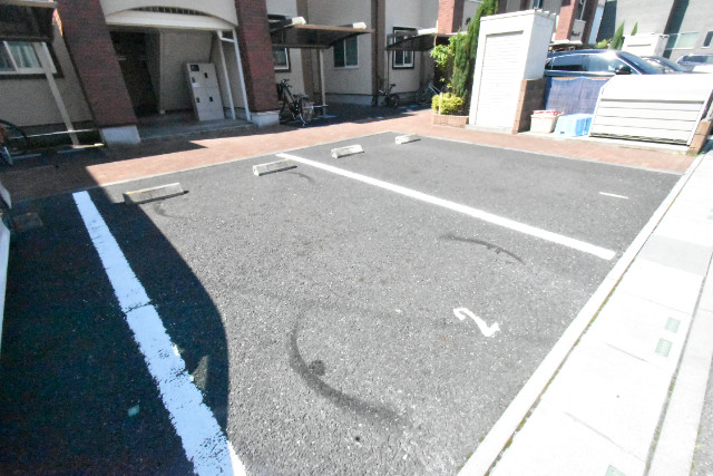 ��ʌ��z�J�s���C�N�^�E���T���ڂ̃A�p�[�g�̒��ԏ�