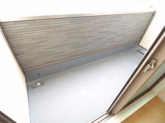 ��ʌ������s�����Q���ڂ̃A�p�[�g�̃o���R�j�[