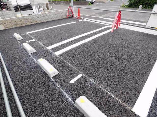 ��ʌ������s�����Q���ڂ̃A�p�[�g�̒��ԏ�