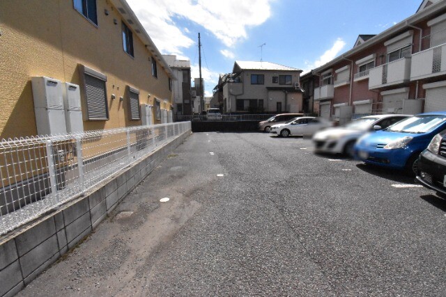 ��ʌ�����s�厚���s���̃A�p�[�g�̒��ԏ�