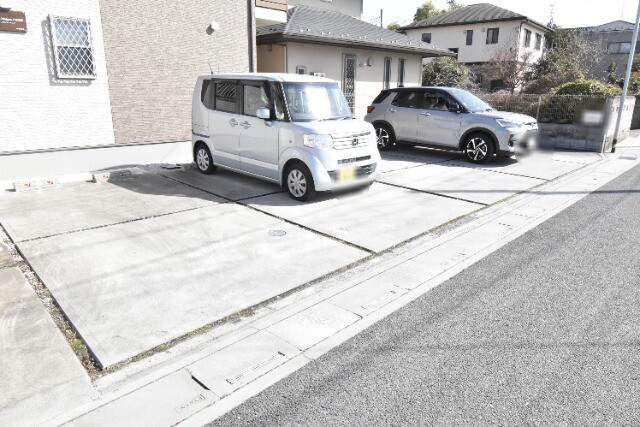 ��ʌ��������܎s����O���T���ڂ̃e���X�n�E�X�̒��ԏ�