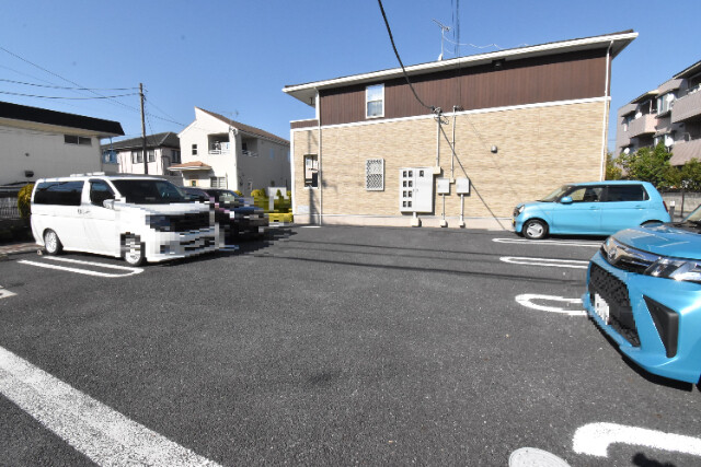 ��ʌ������s���W���ڂ̃A�p�[�g�̒��ԏ�