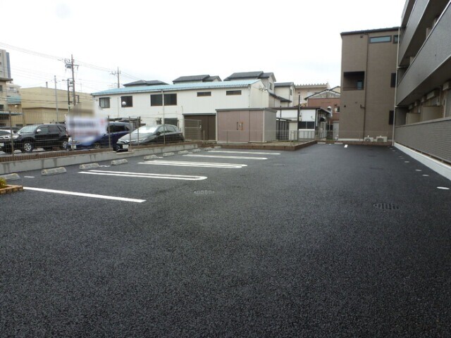 ��ʌ�����s�؂S���ڂ̃A�p�[�g�̒��ԏ�