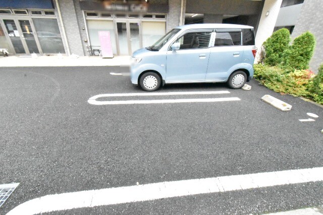 ��ʌ�����s������Q���ڂ̃}���V�����̒��ԏ�