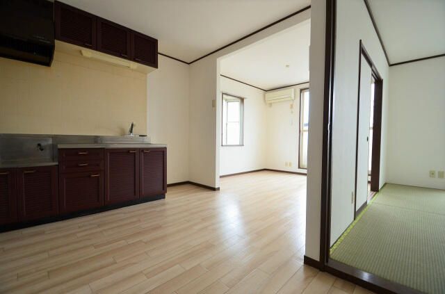 ��ʌ������s�k�J�Q���ڂ̃A�p�[�g�̋��ԁE���r���O