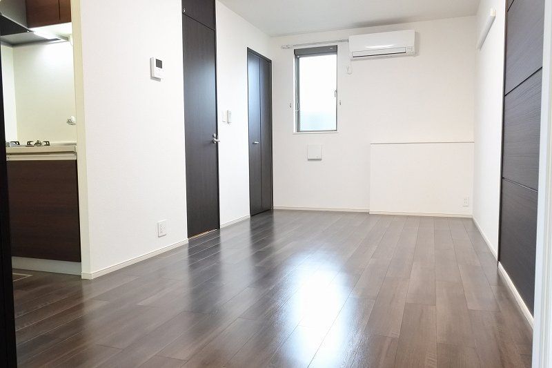 ��ʌ�����s�̉ƂQ���ڂ̃A�p�[�g�̋��ԁE���r���O