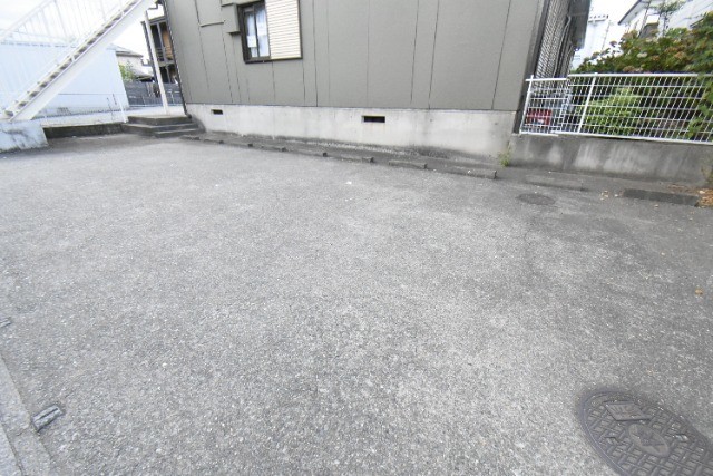 ��ʌ������R�s���������̃A�p�[�g�̒��ԏ�