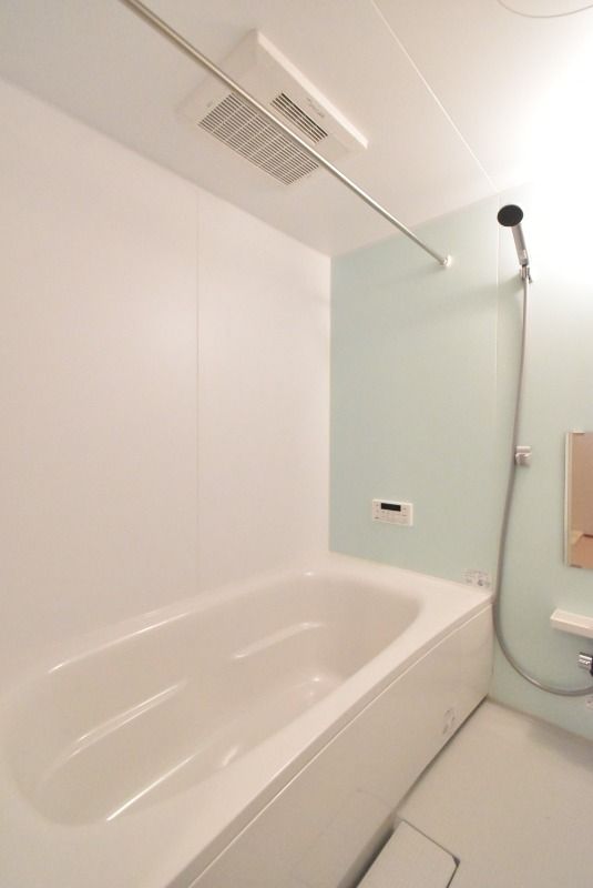 ��ʌ�����s������U���ڂ̃e���X�n�E�X�̃o�X