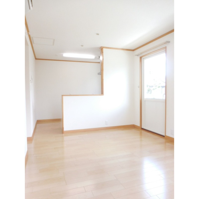 ��ʌ��������܎s�Y�a�挳���P���ڂ̃e���X�n�E�X�̋��ԁE���r���O