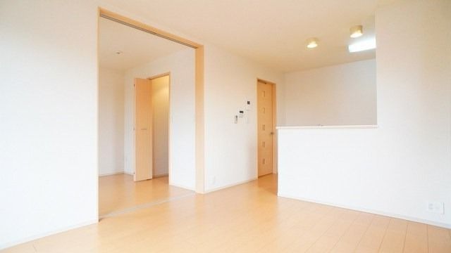 ��ʌ��k�����S�ɓޒ��厚�����̃A�p�[�g�̋��ԁE���r���O