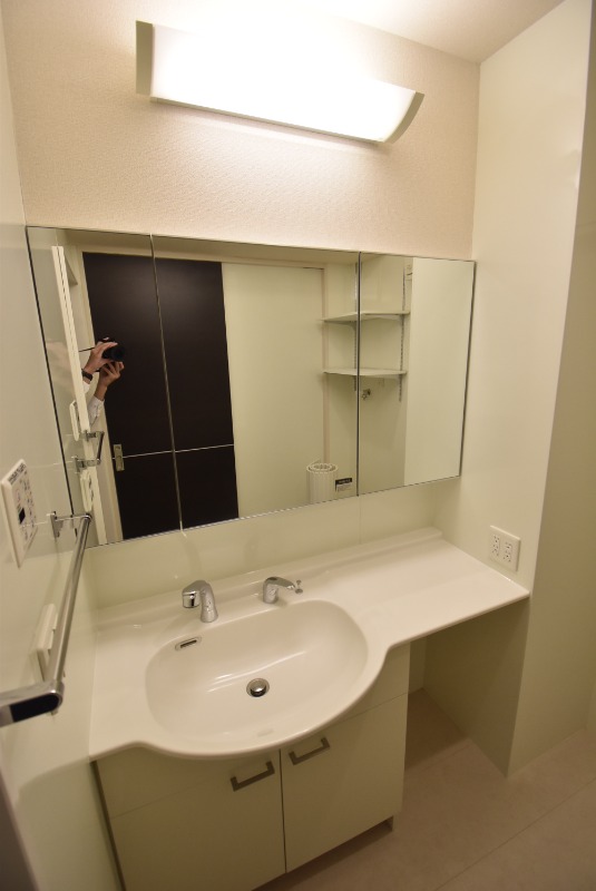 ��ʌ��������܎s����厚�󗈂̃A�p�[�g�̐��ʏ�