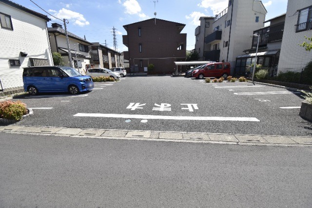 ��ʌ��������܎s����厚�󗈂̃A�p�[�g�̒��ԏ�