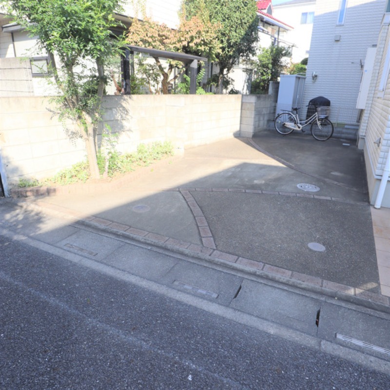 ��ʌ��������܎s�Y�a�挳���P���ڂ̃e���X�n�E�X�̒��ԏ�