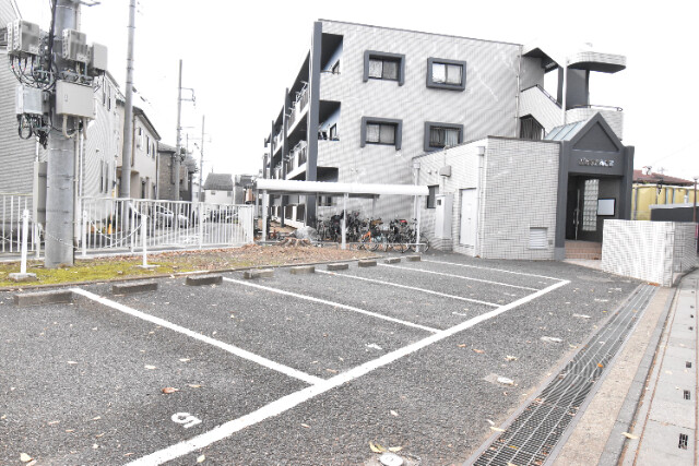 ��ʌ�����s�厚���s���̃}���V�����̒��ԏ�