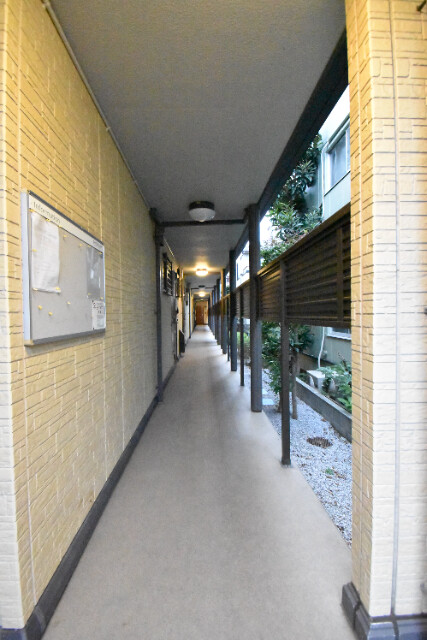 ��ʌ������s�V�P���̃A�p�[�g�̃G���g�����X