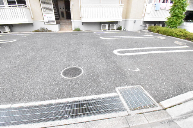 ��ʌ�����s����R���ڂ̃A�p�[�g�̒��ԏ�