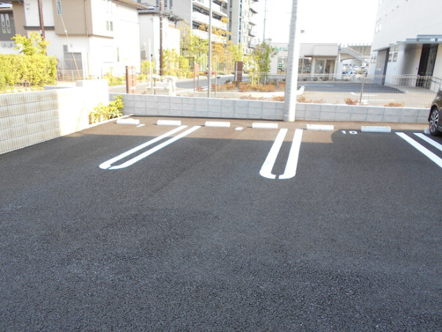 ��ʌ��z�J�s���C�N�^�E���T���ڂ̃A�p�[�g�̒��ԏ�