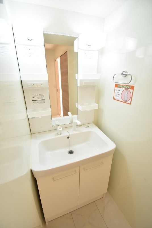 ��ʌ��������܎s�΋�厚�O���̃A�p�[�g�̐��ʏ�