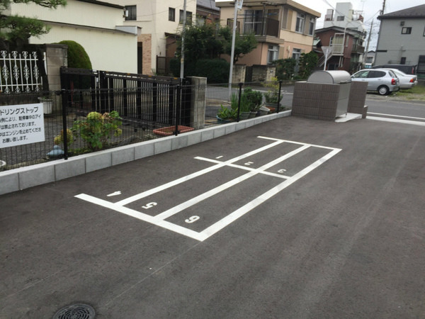 ��ʌ������s�_���P���ڂ̃A�p�[�g�̒��ԏ�