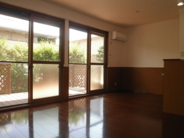 ��ʌ��������܎s�k��ޗǒ��̃A�p�[�g�̋��ԁE���r���O