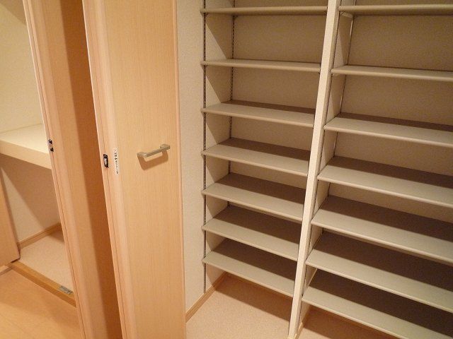 ��ʌ�����s�핽�Q���ڂ̃}���V�����̎��[