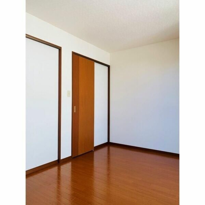 ��ʌ������s�ԌI�S���ڂ̃A�p�[�g�̋��ԁE���r���O