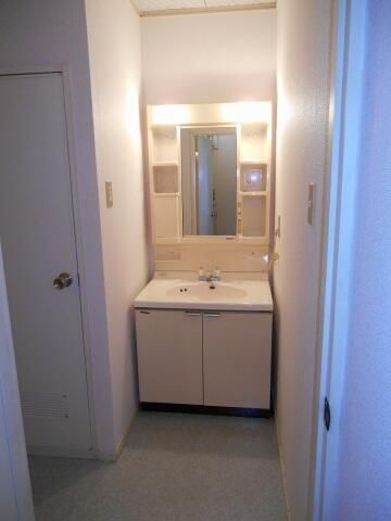 ��ʌ�����s�厚���s�̍��݂̃A�p�[�g�̐��ʏ�