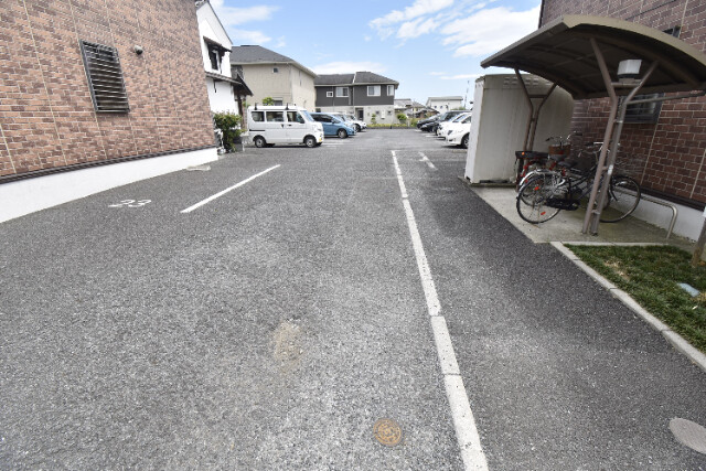 ��ʌ��������܎s����厚���V�n�̃A�p�[�g�̒��ԏ�