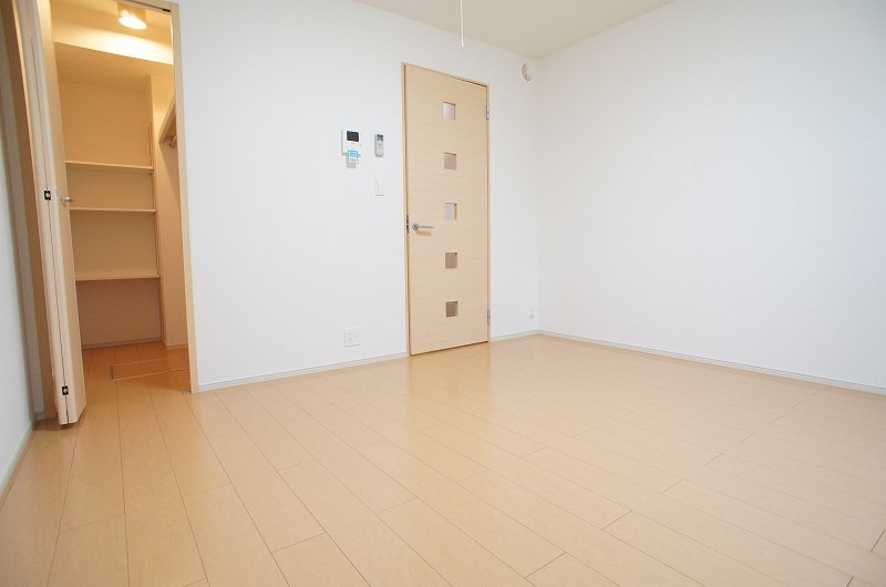 ��ʌ�����s�����Q���ڂ̃A�p�[�g�̋��ԁE���r���O