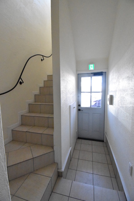 ��ʌ������s�k�J�R���ڂ̃A�p�[�g�̃G���g�����X