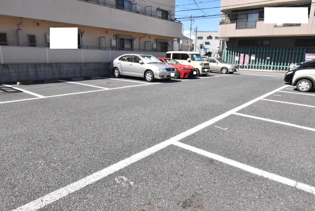 ��ʌ������s�k�J�R���ڂ̃A�p�[�g�̒��ԏ�