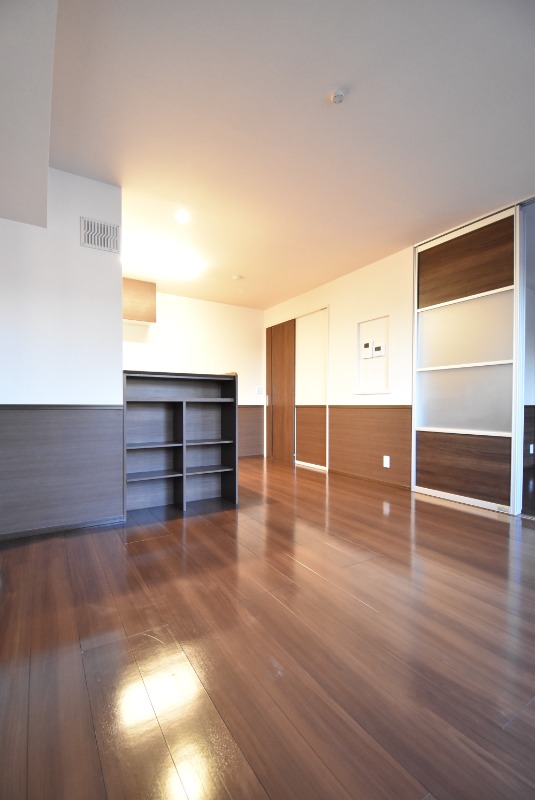 ��ʌ��������܎s�΋�厚�����̃A�p�[�g�̋����E���r���O