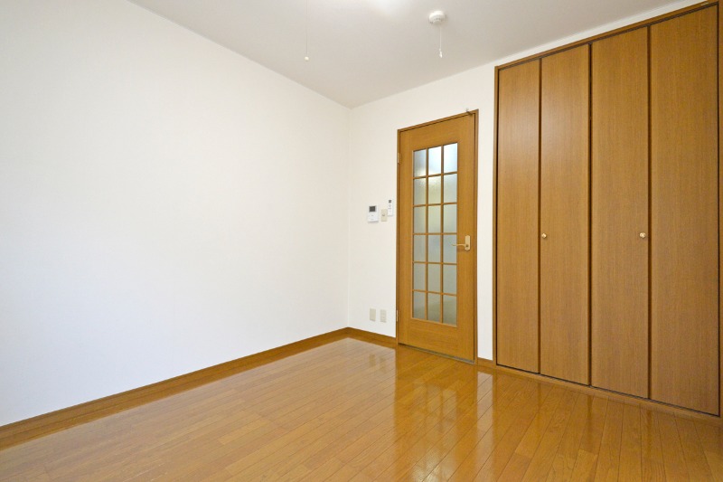 ��ʌ��V���s�r�c�T���ڂ̃A�p�[�g�̋��ԁE���r���O